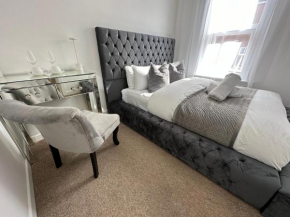 The smaller room comfortable for one 5 min to the beach